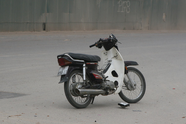 Chiếc Dream được dựng cách đó khoảng 10 mét..