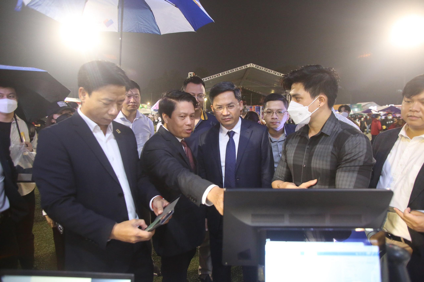 Phó Thống đốc NHNN Việt Nam Phạm Tiến Dũng chỉ nhiều ứng dụng công nghệ tại các ngân hàng cho Phó Chủ tịch Hà Nội. Phó Thống đốc NHNN Việt Nam Phạm Tiến Dũng chỉ nhiều ứng dụng công nghệ tại các ngân hàng cho Phó Chủ tịch Hà Nội.