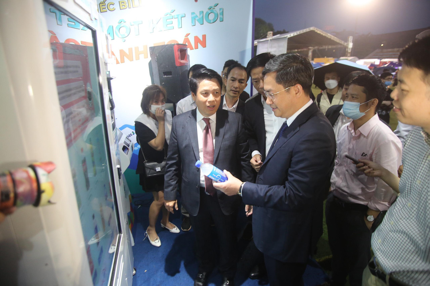 Phó Chủ tịch Hà Nội trải nghiệm thanh toán số bằng cách chạm vòng tay thanh toán trong vài giây tại quầy nước bán hàng tự động. Ông mua cho mình chai nước suối một cách dễ dàng chỉ bằng một chạm. Phó Chủ tịch Hà Nội trải nghiệm thanh toán số bằng cách chạm vòng tay thanh toán trong vài giây tại quầy nước bán hàng tự động. Ông mua cho mình chai nước suối một cách dễ dàng chỉ bằng một chạm.