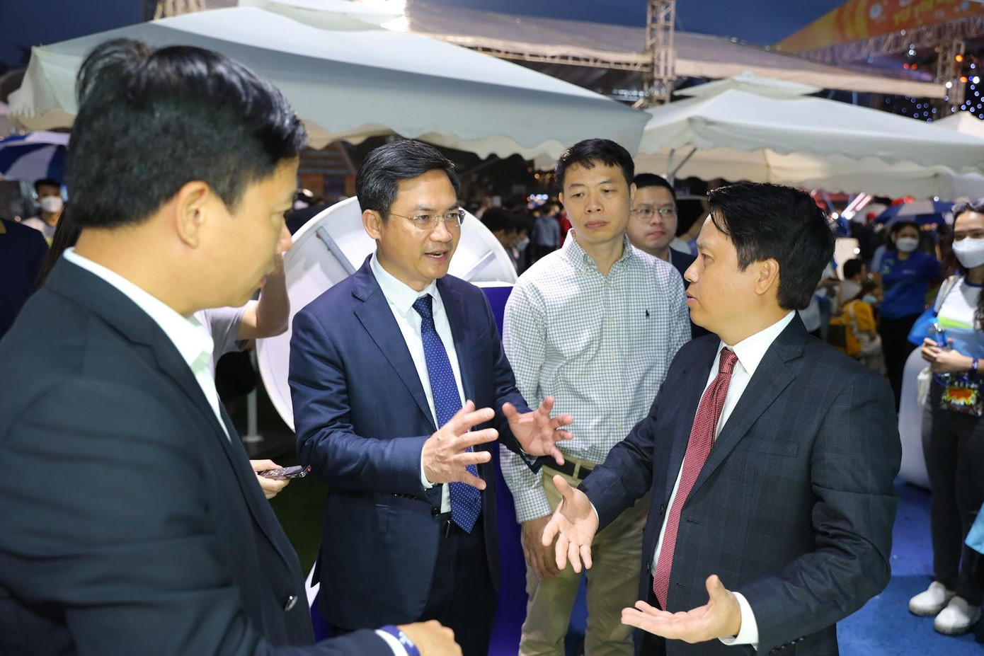 Lãnh đạo Hà Nội hỏi kỹ về việc ứng dụng thanh toán một chạm cho các xe công cộng trên địa bàn Hà Nội. Lãnh đạo Hà Nội hỏi kỹ về việc ứng dụng thanh toán một chạm cho các xe công cộng trên địa bàn Hà Nội.