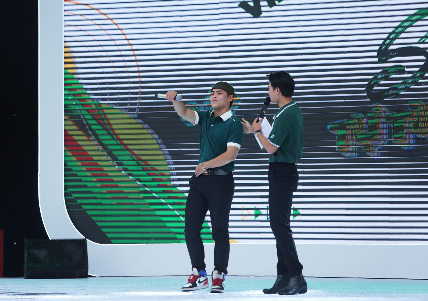 Dưới sự cổ vũ của các bạn trẻ dưới mưa, rapper trẻ cháy hết mình cùng những tiết mục.