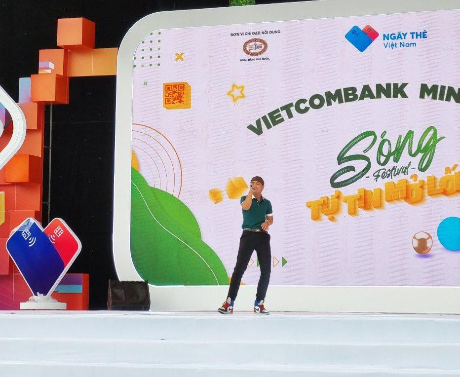 Bước ra từ cuộc thi Rap Việt, rapper TEZ tiếp tục làm nóng sân khấu với bài hát làm nên tên tuổi của mình từ cuộc thi là bài: "Mình đồng da sắt". Các bạn trẻ hào hứng cổ vũ theo.