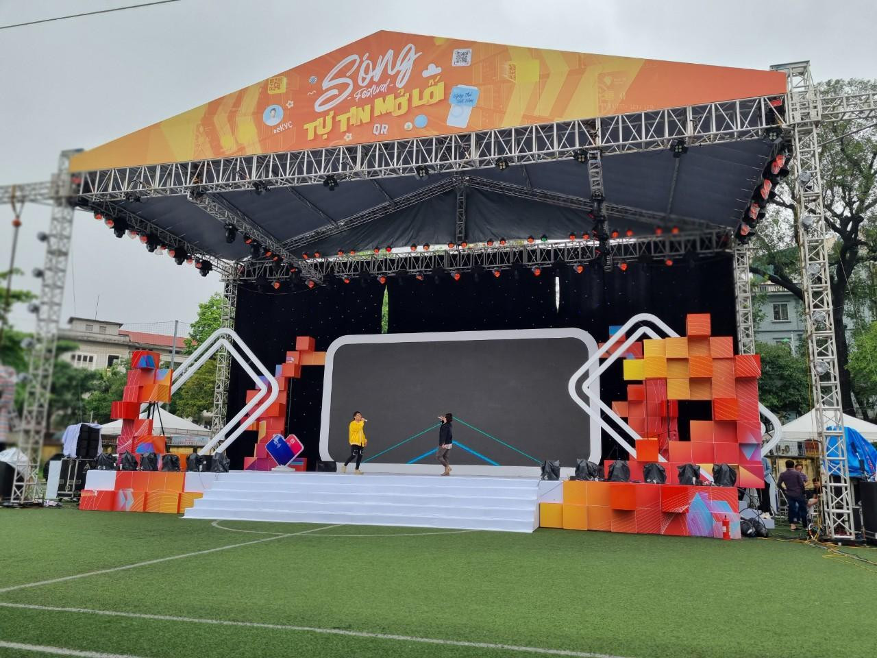 Những tiết mục từ các bạn sinh viên nhận được sự cổ vũ từ các bạn trẻ ngay trong sáng 16/4.