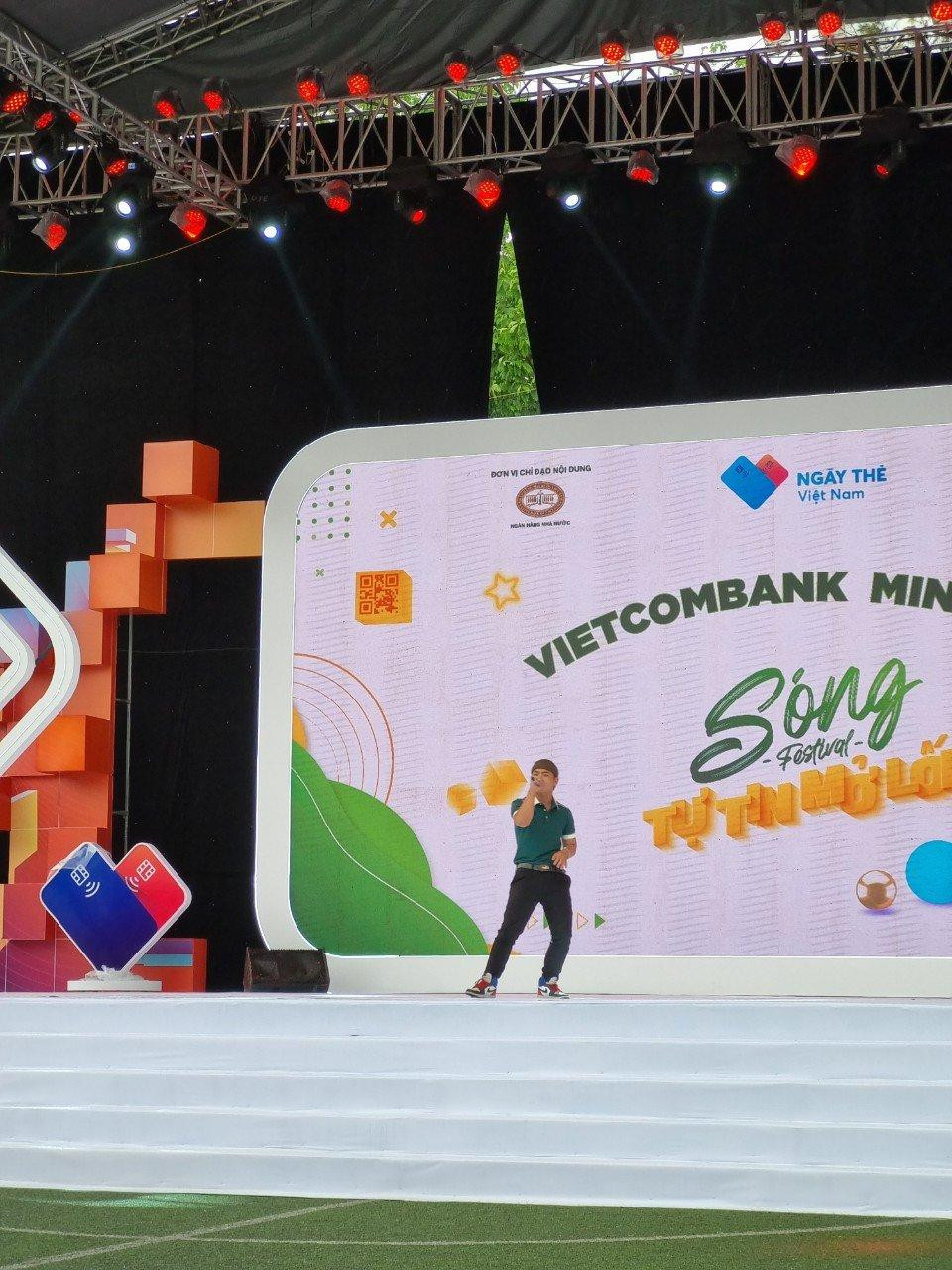 Sân khấu bùng nổ dưới mưa với bài: "Nhà giả kim" từ rapper nổi tiếng TEZ.