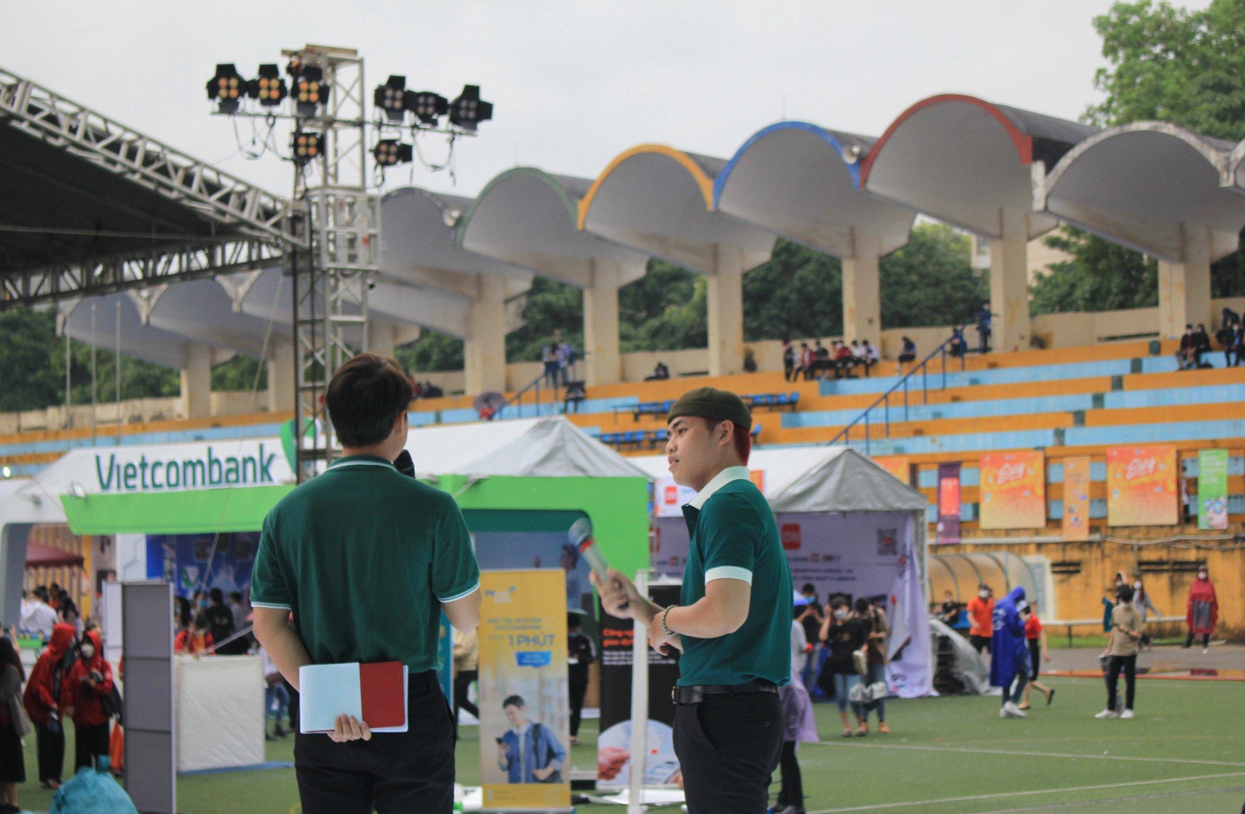 Chia sẻ về tiện ích khi sử dụng thẻ ngân hàng, rapper TEZ cho rằng, mình sử dụng ngân hàng Vietcombank là rất hài lòng. "Mình đi biểu diễn nhiều nơi nhưng đi đến đâu cũng gặp những cây rút tiền ATM của ngân hàng Vietcombank", TEZ chia sẻ.