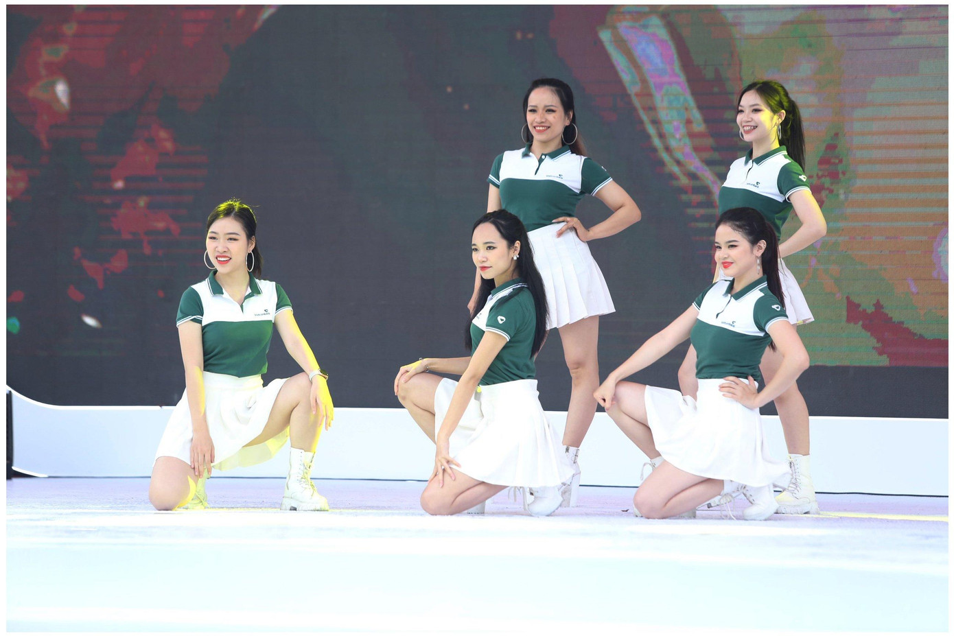 Mở đầu màn vũ đạo trẻ trung từ các bạn trẻ đến từ Ngân hàng Vietcombank.