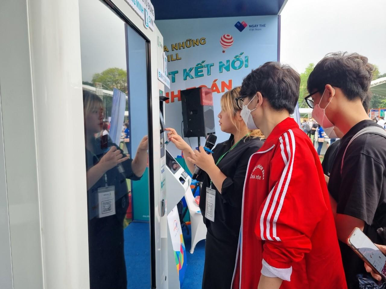 Một quầy hàng mở thẻ cho các bạn trẻ dễ dàng chỉ bằng vài thao tác.