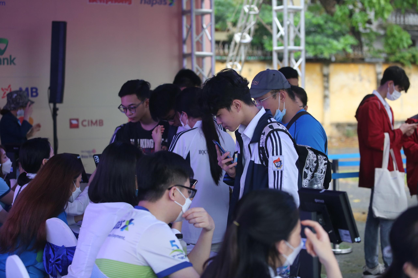 Hàng trăm tài khoản ngân hàng được mở mới với nhiều ưu đãi và quà tặng cho các bạn trẻ.