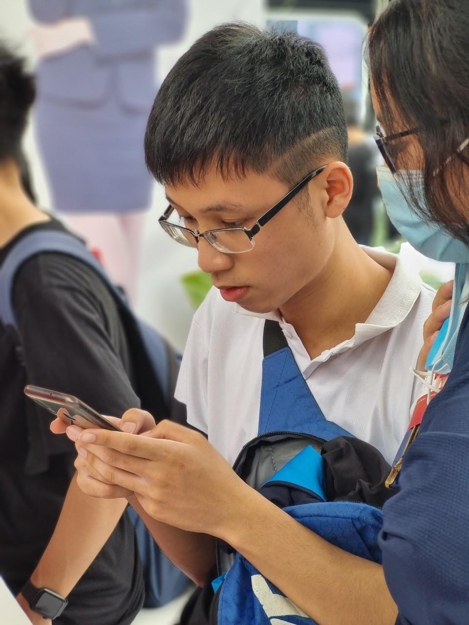 Các thao tác trên điện thoại thông minh dễ dàng cho các bạn trẻ tại Sóng Festival.