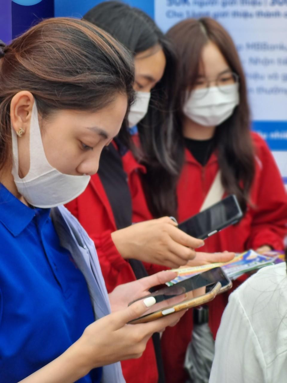 Bạn Nguyễn Thu Hoa, Sinh viên năm 3 Đại học Kinh tế Quốc dân cho biết: "Mình có mặt tại đây từ sáng sớm để tham gia xem các tiết mục dù trời mưa to. Gần trưa, trời hửng nắng, mình tham gia tham quan các gian hàng. Mỗi gian hàng, mình check in nhận các phần quà có giá trị".