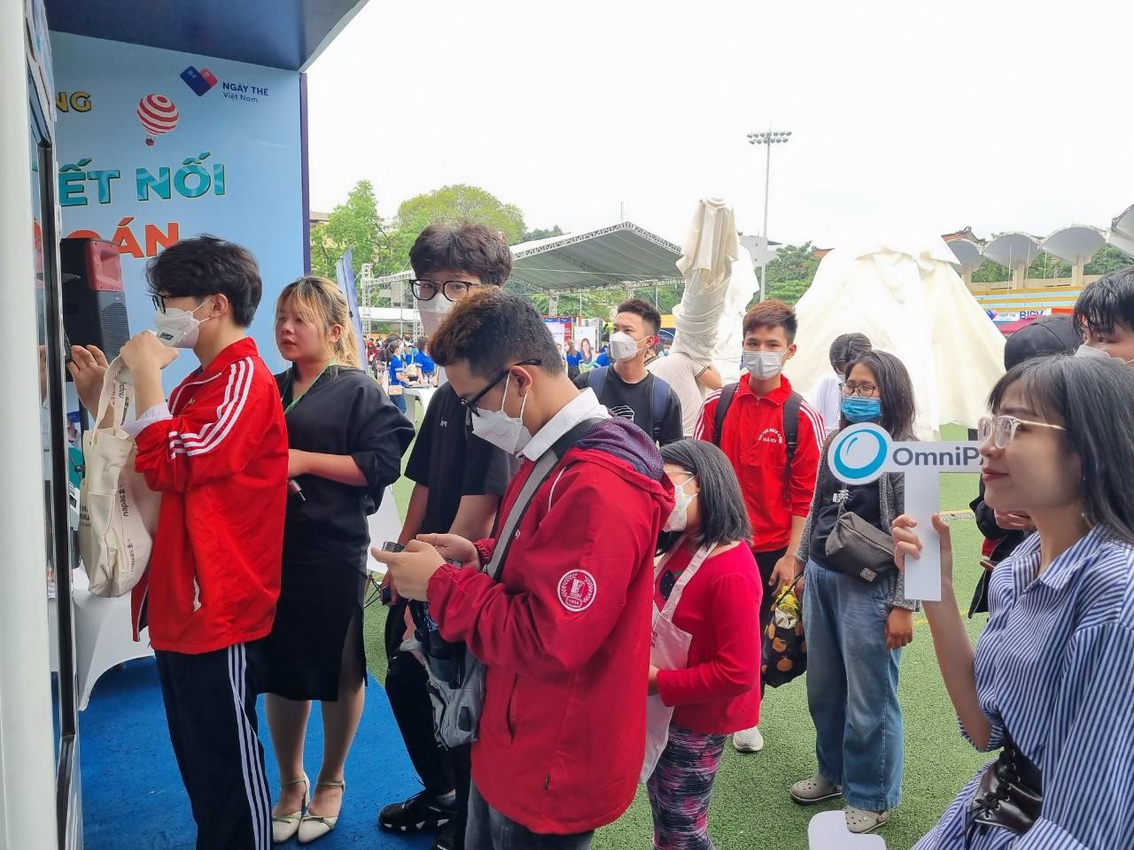 Càng gần trưa, các bạn sinh viên rủ nhau đến SVĐ Bách Khoa ngày một đông.