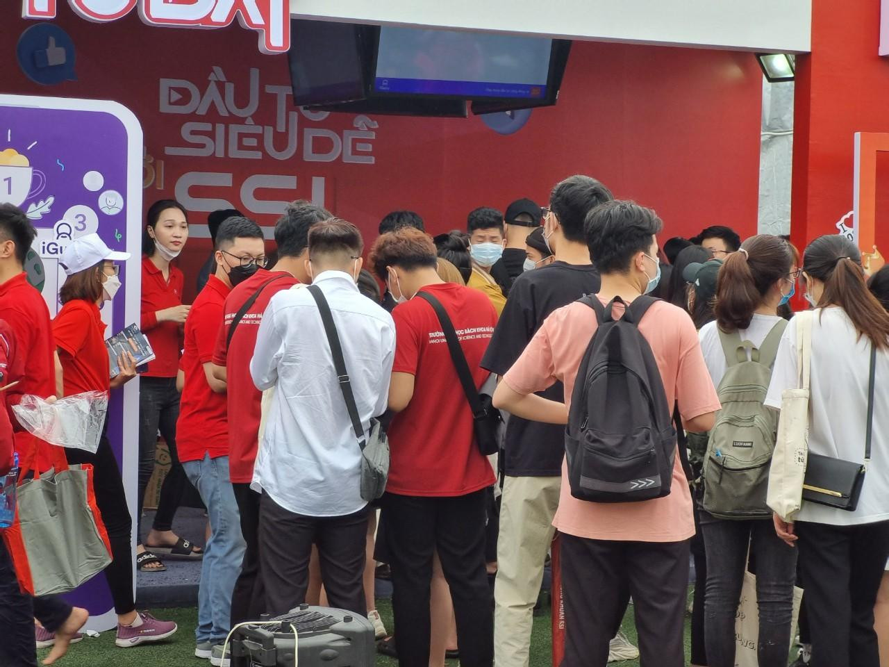 Sinh viên kiên nhẫn xếp hàng trước gian hàng của doanh nghiệp chờ nhận quà.