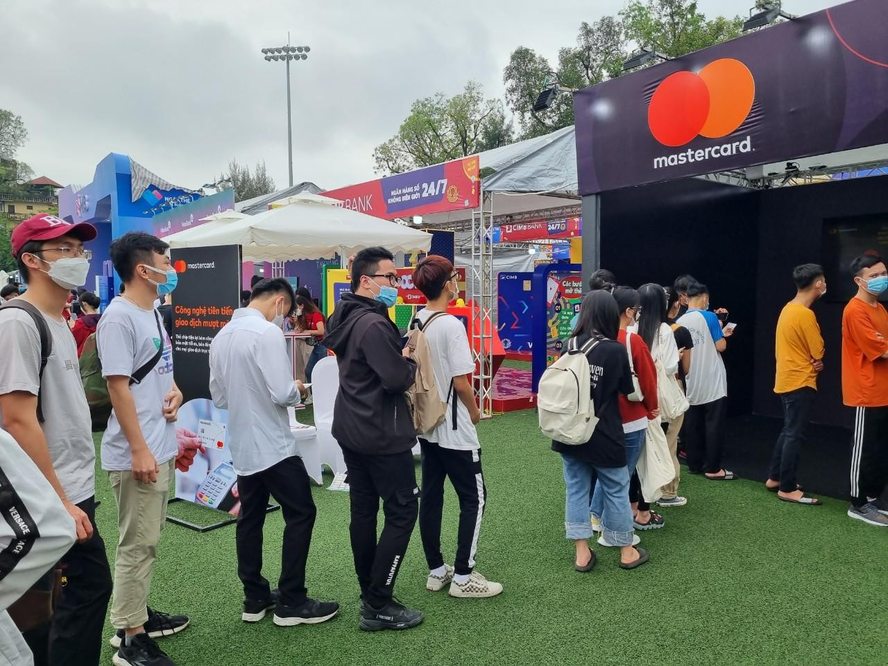 Ngoài tiền trong tài khoản, các bạn trẻ tham gia các trò chơi bằng cách trả lời câu hỏi nhận phần quà: nến thơm, gấu bông...