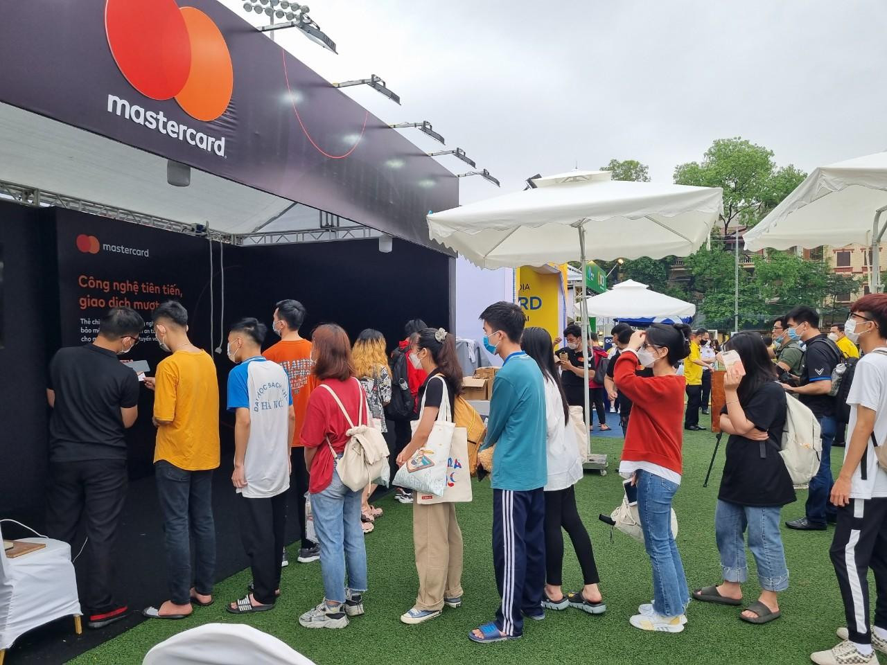 Chỉ trong buổi sáng, các gian hàng phát hàng trăm món quà giá trị tới các bạn sinh viên khi tham và trải nghiệm công nghệ từ các ngân hàng.