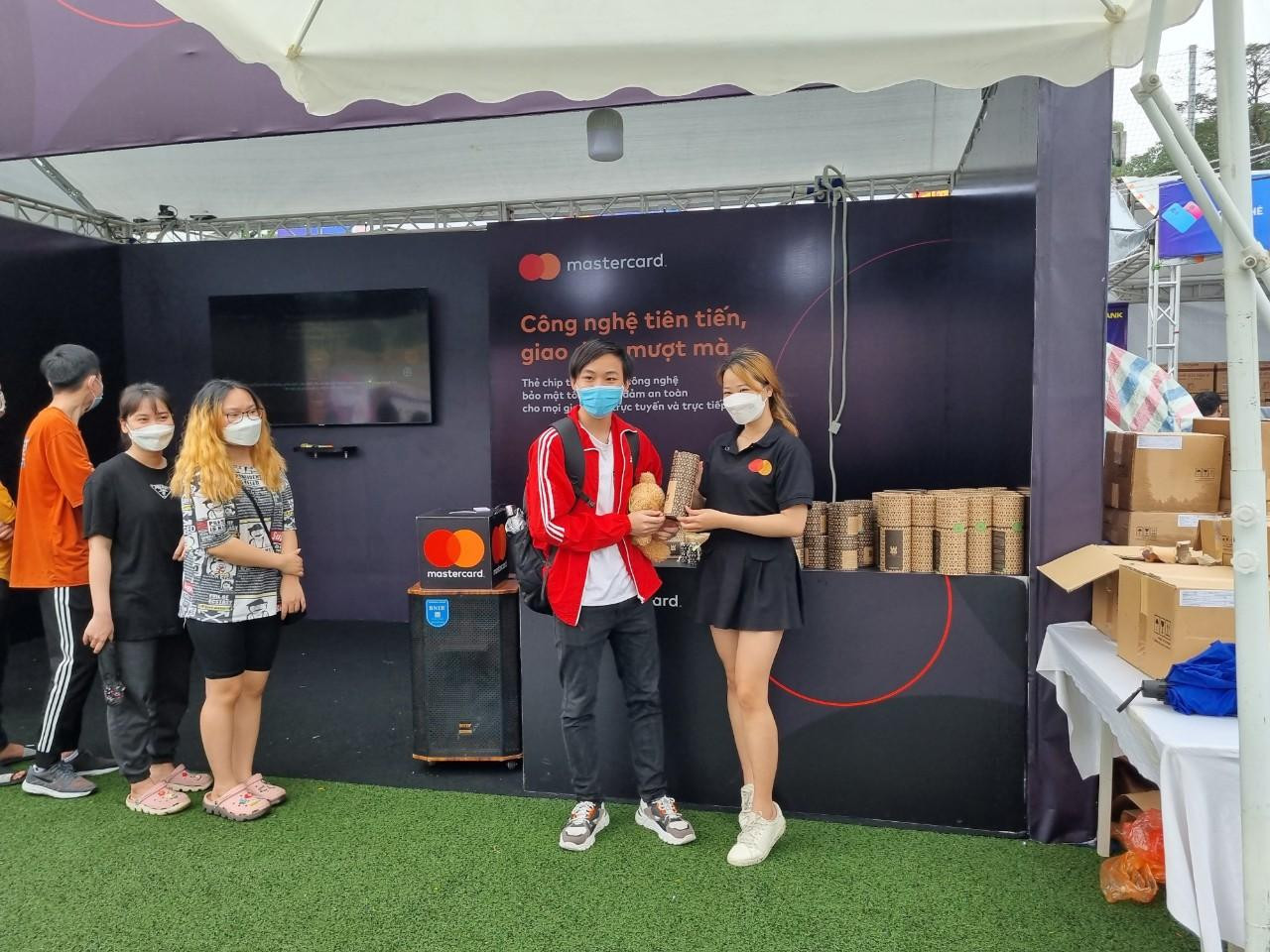 Bạn Nguyễn Văn Minh, Sinh viên trường Đại học Bách Khoa nhận phần quà sau khi trả lời các câu hỏi từ gian hàng.