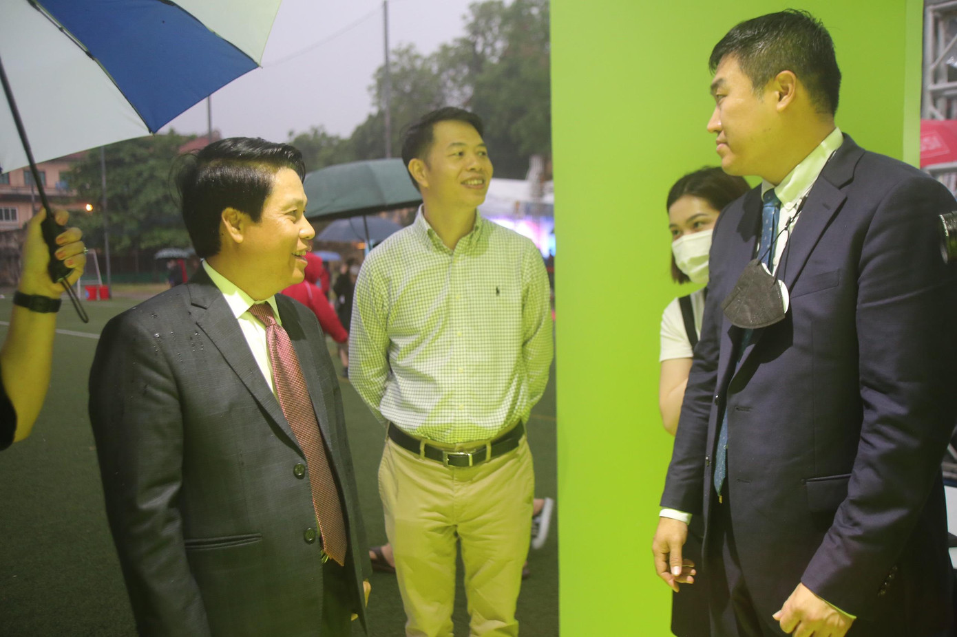 Tại một trong những ngân hàng nước ngoài tham gia Ngày Thẻ Việt Nam lần 2, Phó Thống đốc hỏi về những công nghệ mới của gian hàng. Ông rất hài lòng vì chỉ mất vài phút, các bạn trẻ có thể mở tài khoản ngân hàng nhanh chóng trên nền tảng online. Tại ngân hàng này, trong ngày 16/4, đã mở gần 500 tài khoản mới.