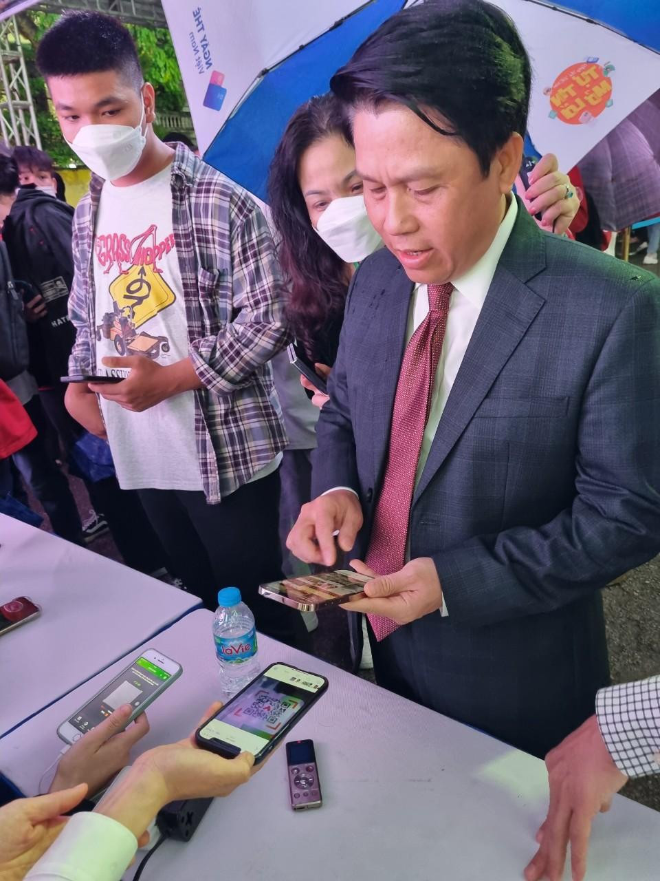 Mỗi khách đến với Ngày Thẻ Việt Nam lần 2: Sóng Festival, chỉ cần quét mã có ngay 50.000 đồng trong tài khoản. Phó Thống đốc quét mã QR của Vietcombank trong vòng 2 giây để nhận tiền trong tài khoản.