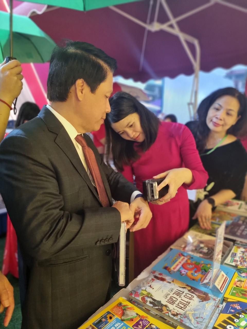 Vòng tay 1 chạm sử dụng tiện ích khi thanh toán tại các gian hàng.