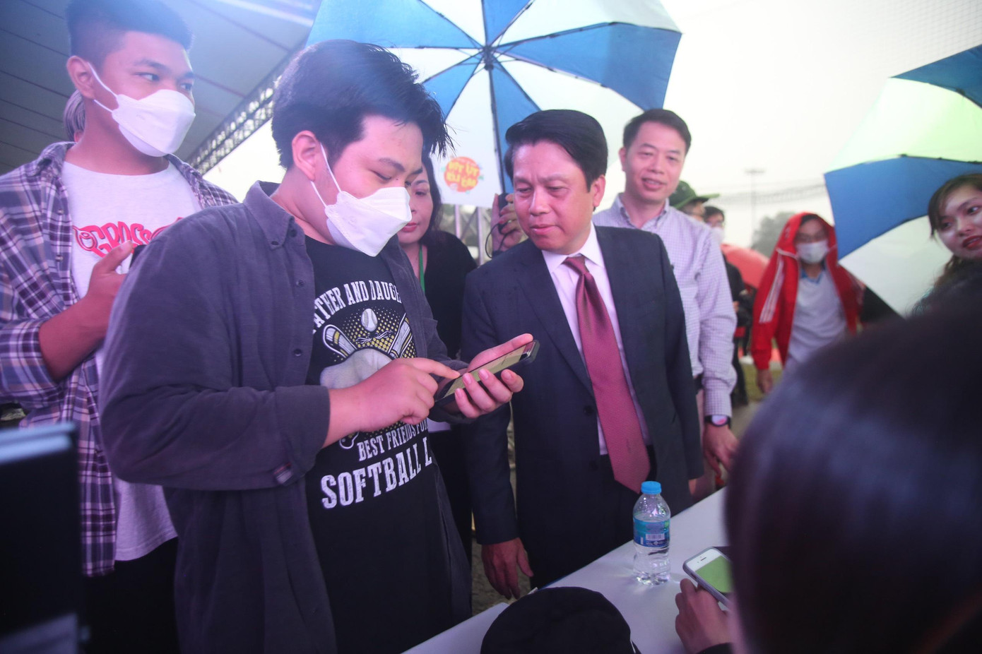 Bạn Nguyễn Văn Kha, sinh viên trường Đại học Bách Khoa check in tại quầy để nhận tài khoản 50.000 đồng. Phó Thống đốc kiểm tra xem tiền về tài khoản sinh viên này hay không và chúc bạn có một trải nghiệm mua sắm không tiền mặt với các gian hàng tại Sóng Festival.