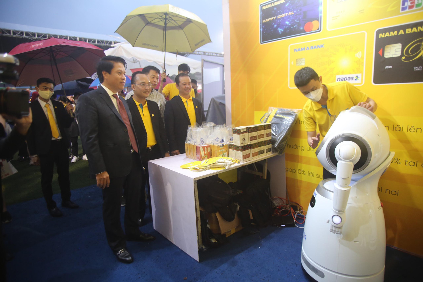 Gian hàng của Nam Á Bank ấn tượng khi mang đến trải nghiệm robot. Chia sẻ với Phó Thống đốc, đại diện Nam Á Bank cho biết, bên cạnh đẩy mạnh chuyển đổi số, đáp ứng nhu cầu đa dạng của khách hàng trong giao dịch, Nam Á Bank còn hướng đến hình thành hệ sinh thái thông minh, thiết lập việc kết nối dịch vụ ngân hàng số với các dịch vụ số khác mang lại trải nghiệm liền mạch, trên mọi lĩnh vực cho người dùng. Trong đó, hệ sinh thái số Onebank – "Một chạm mọi trải nghiệm", đánh dấu bước chuyển mình mới trong hành trình chinh phục công nghệ 4.0 của Nam A Bank. Nhờ Onebank, khách hàng đã hình thành thói quen sử dụng các dịch vụ mà không cần trực tiếp đến ngân hàng.