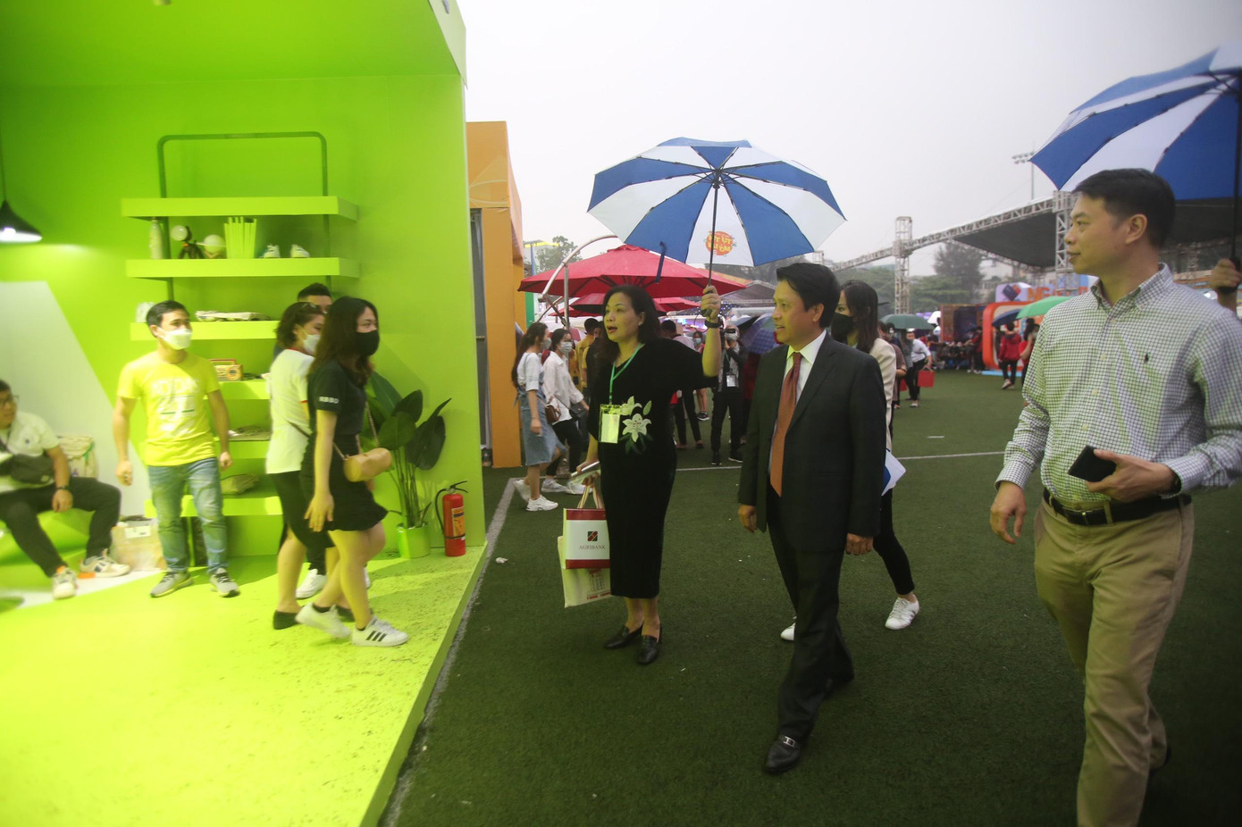 Phó Thống đốc đi tham quan các quầy của các ngân hàng.