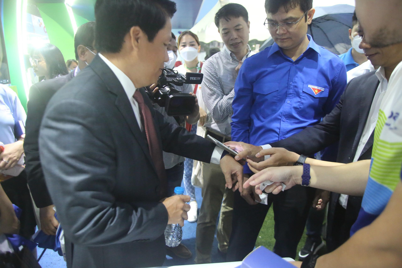 Chỉ cần một chạm từ vòng tay thanh toán, Phó Thống đốc mua nhiều món đồ tại Sóng Festival.