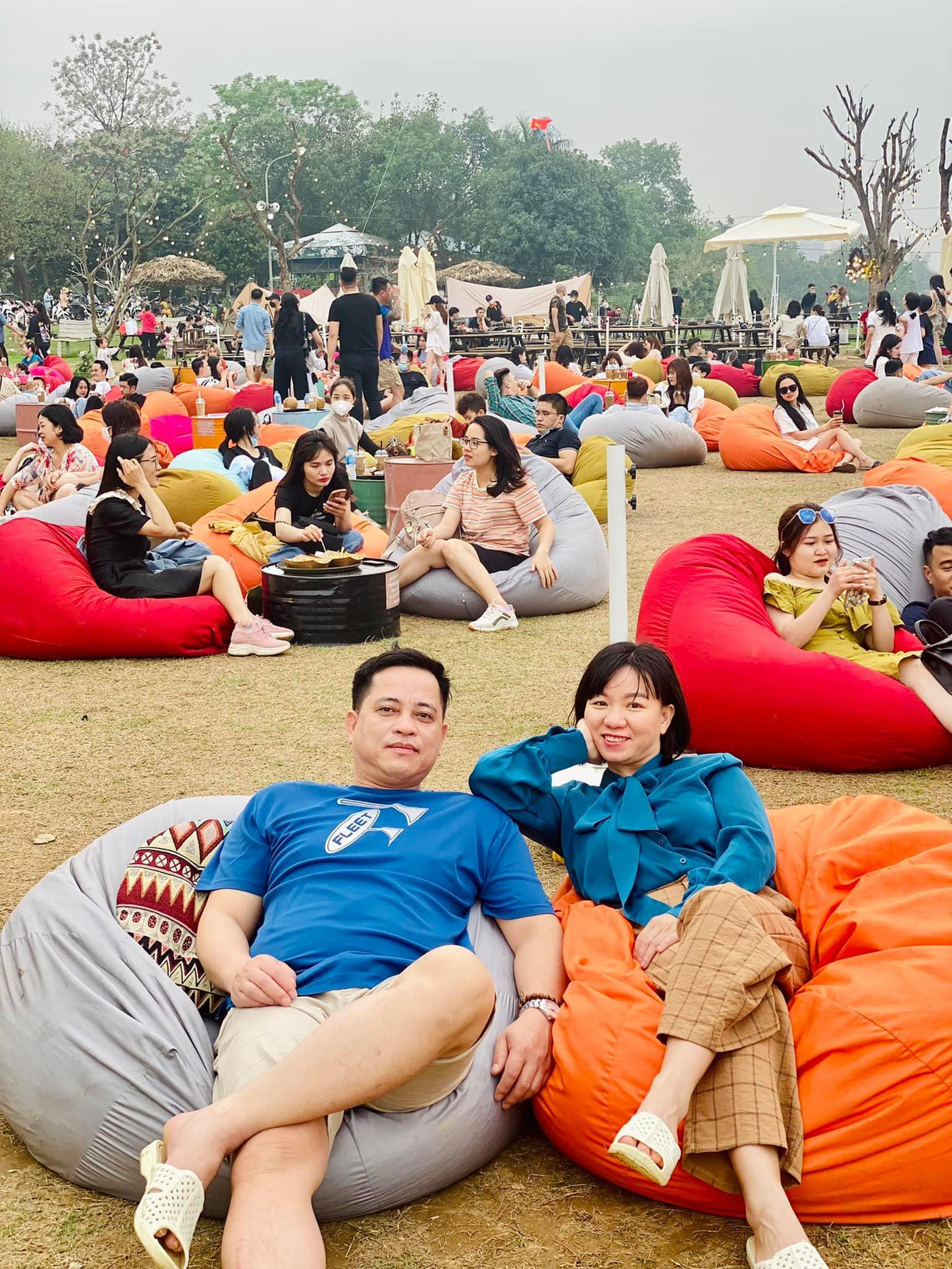 Một khu cắm trại ven sông Hồng thu hút nhiều gia đình và các bạn trẻ đến vui chơi, ăn uống những ngày nghỉ lễ. Nếu không đặt trước, những điểm này không còn chỗ ngồi.