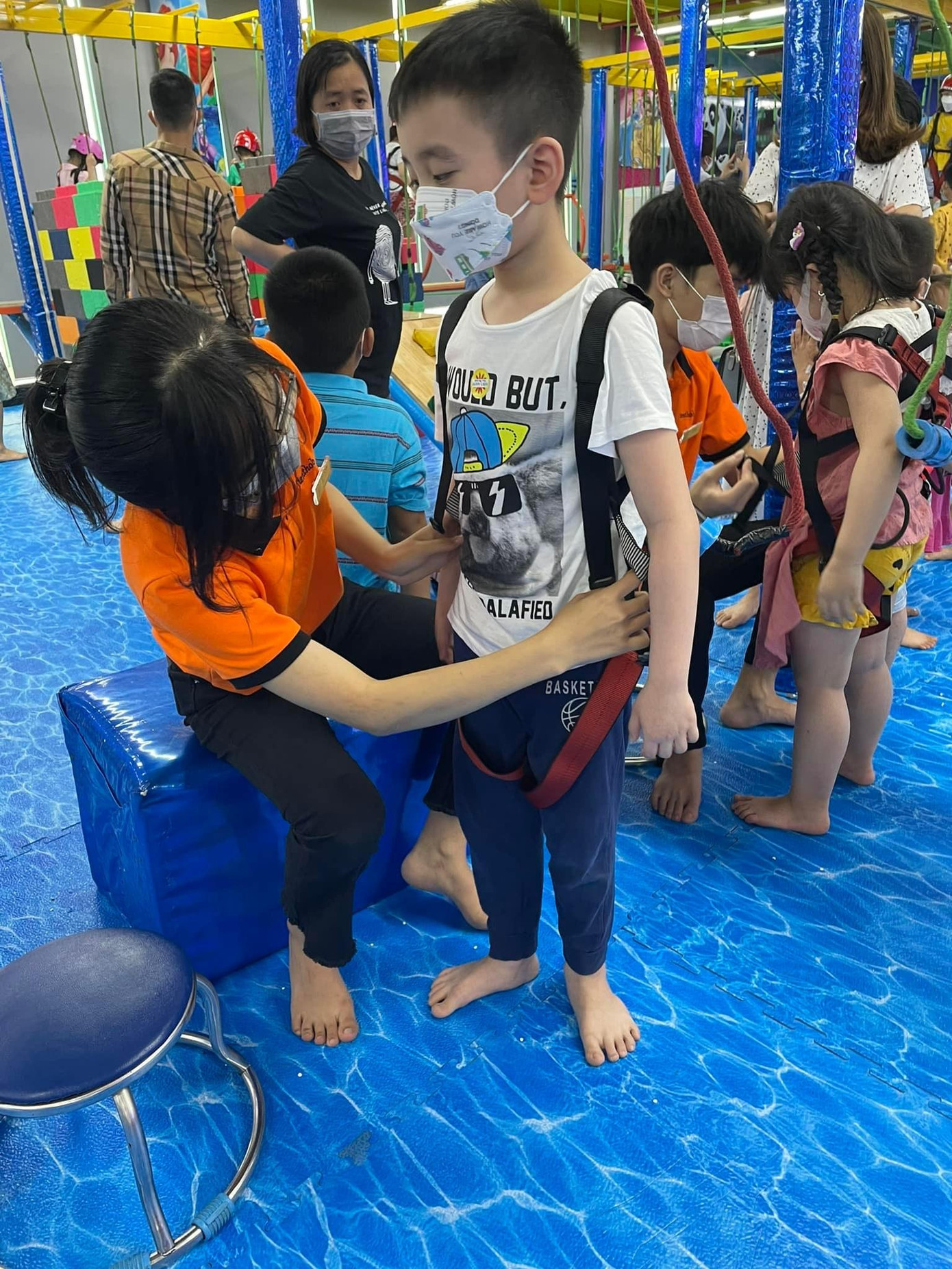 Các khu vui chơi cho trẻ con ở trong nhà luôn trong tình trạng quá tải. Nhiều gia đình tranh thủ đưa con đi chơi sau nhiều tháng không ra khỏi nhà vì COVID-19. Ảnh: Quỳnh Liên.