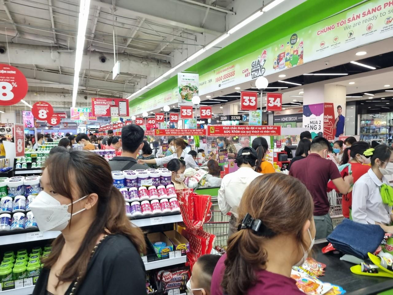 Chị Thu Nga (Long Biên, Hà Nội) cho biết: "Tôi phải chờ cả tiếng mới đến lượt thanh toán. Càng gần trưa, khách đến siêu thị càng đông, thậm chí không còn chỗ để đẩy xe chọn đồ". Ảnh: Ngọc Mai.