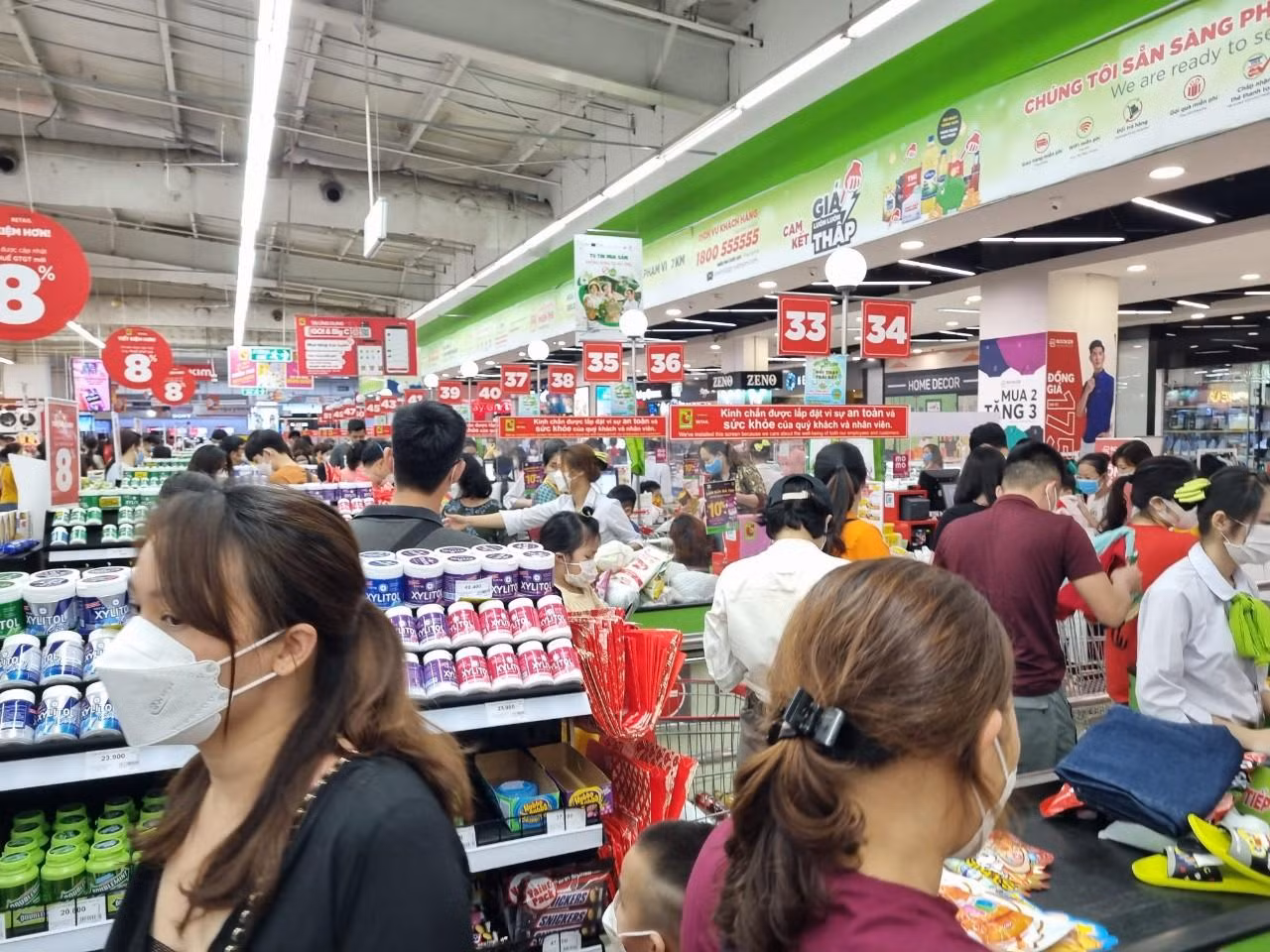 Chị Thu Nga (Long Biên, Hà Nội) cho biết: "Tôi phải chờ cả tiếng mới đến lượt thanh toán. Càng gần trưa, khách đến siêu thị càng đông, thậm chí không còn chỗ để đẩy xe chọn đồ". Ảnh: Ngọc Mai.