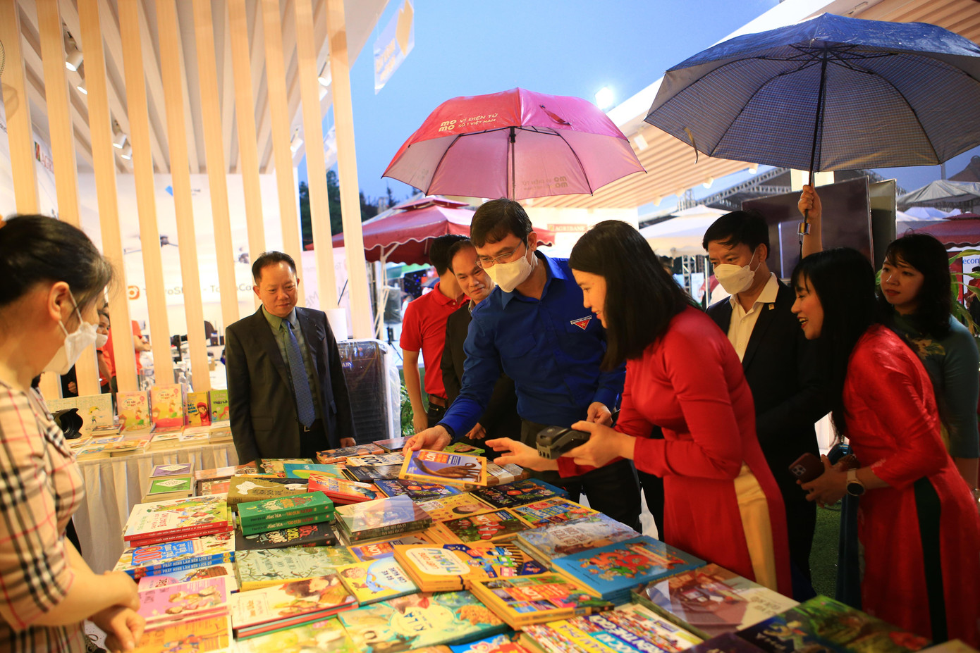 Anh Bùi Quang Huy, Uỷ viên dự khuyết T.Ư Đảng, Bí thư thường trực T.Ư Đoàn đánh giá lợi ích thiết thực, sự gần gũi, tiện lợi của việc thanh toán bằng thẻ, qua đó chuyển đổi thói quen chi tiêu tiền mặt sang thanh toán bằng thẻ. Đoàn TNCS Hồ Chí Minh là một trong những lực lượng đi đầu trong thực hiện chuyển đổi số.