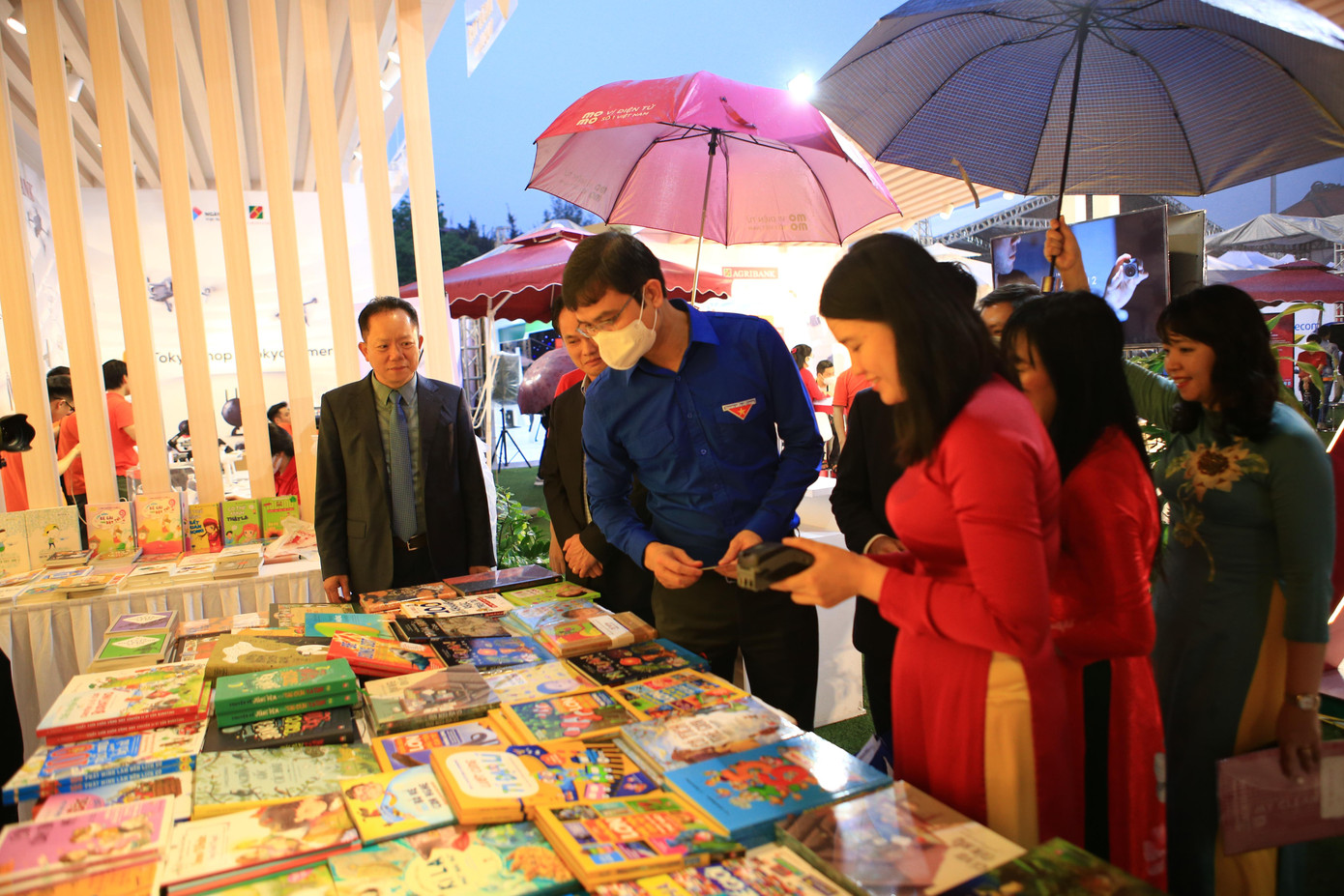 Anh Bùi Quang Huy, Uỷ viên dự khuyết T.Ư Đảng, Bí thư thường trực T.Ư Đoàn tham quan gian hàng sách của ngân hàng Agribank.