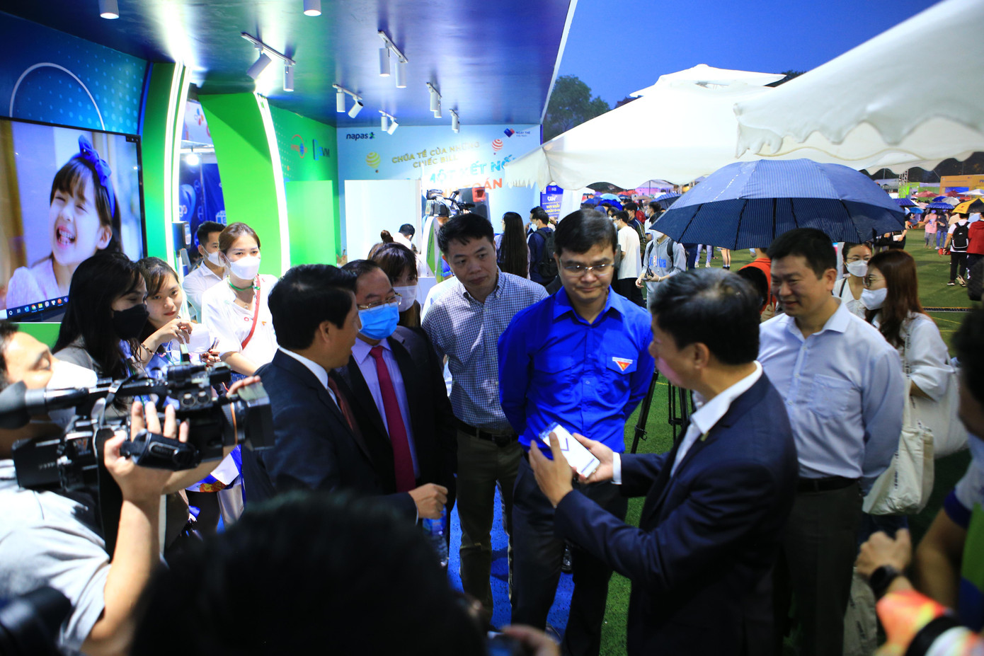 Lãnh đạo Công ty Napas giới thiệu những tiện ích thanh toán số với anh Bùi Quang Huy, Uỷ viên dự khuyết T.Ư Đảng, Bí thư thường trực T.Ư Đoàn về hình thức thanh toán mới, hiện đại như thanh toán bằng thẻ chíp phi tiếp xúc (contactless), thanh toán NFC, thanh toán qua mã QR, thương mại điện tử qua ứng dụng Mobile Banking, Internet …