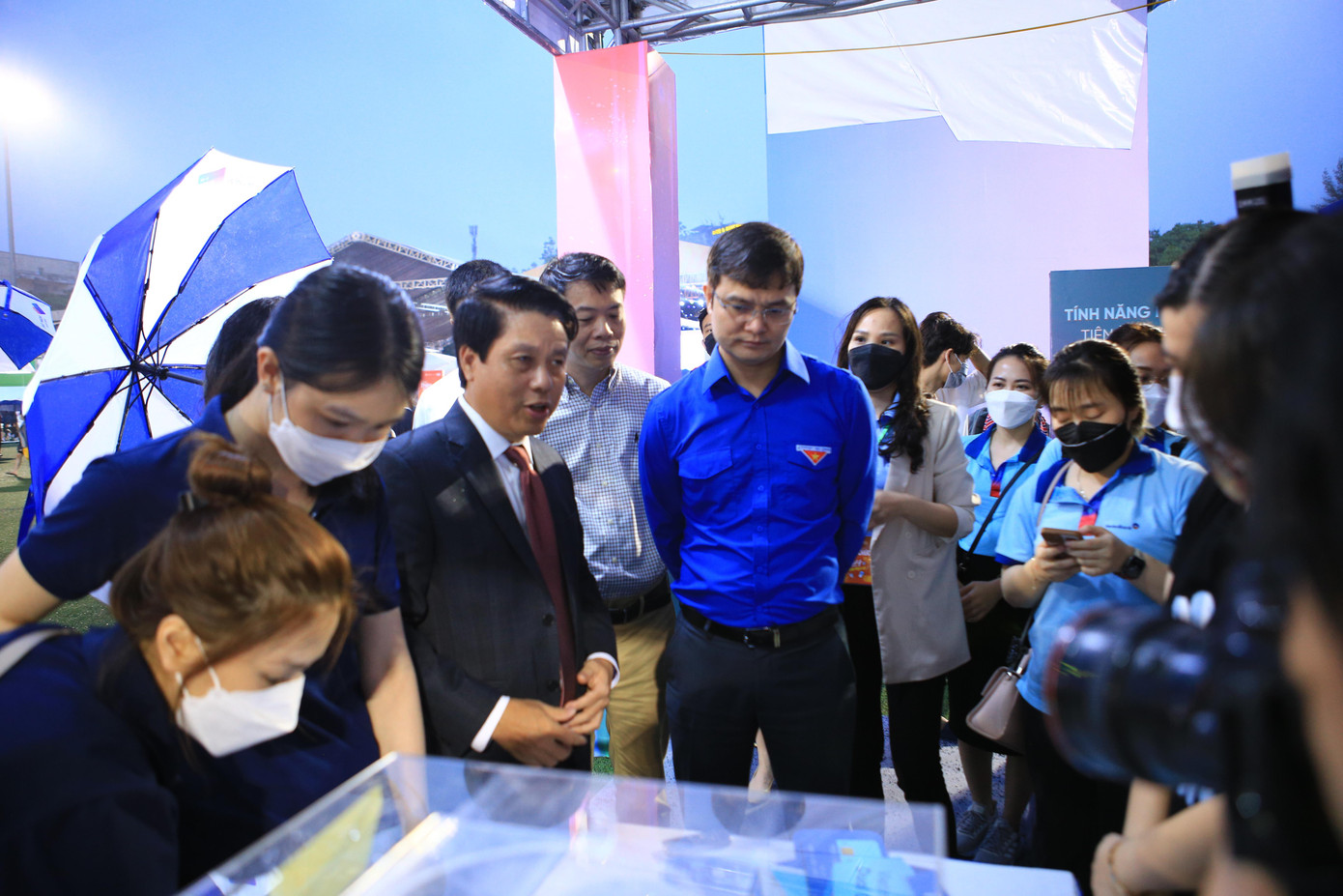 Anh Bùi Quang Huy, Uỷ viên dự khuyết T.Ư Đảng, Bí thư thường trực T.Ư Đoàn cùng Phó Thống đốc NHNN Phạm Tiến Dũng tham quan gian hàng với những trải nghiệm thanh toán số.