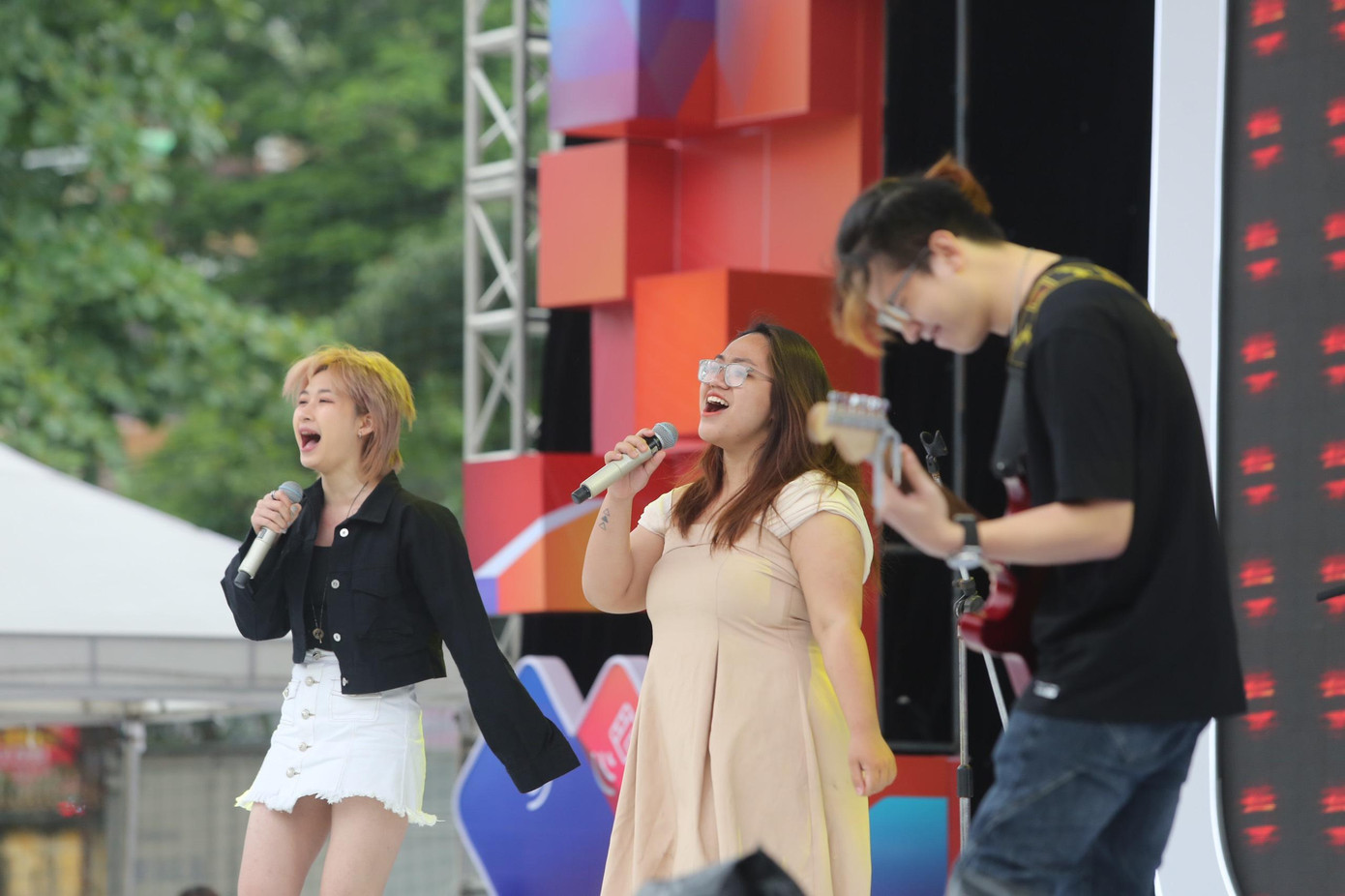 Bài hát "Chờ người nơi ấy" được thể hiện mới lạ, cuồng nhiệt từ các bạn sinh viên đến trường Đại học Giao thông vận tải.