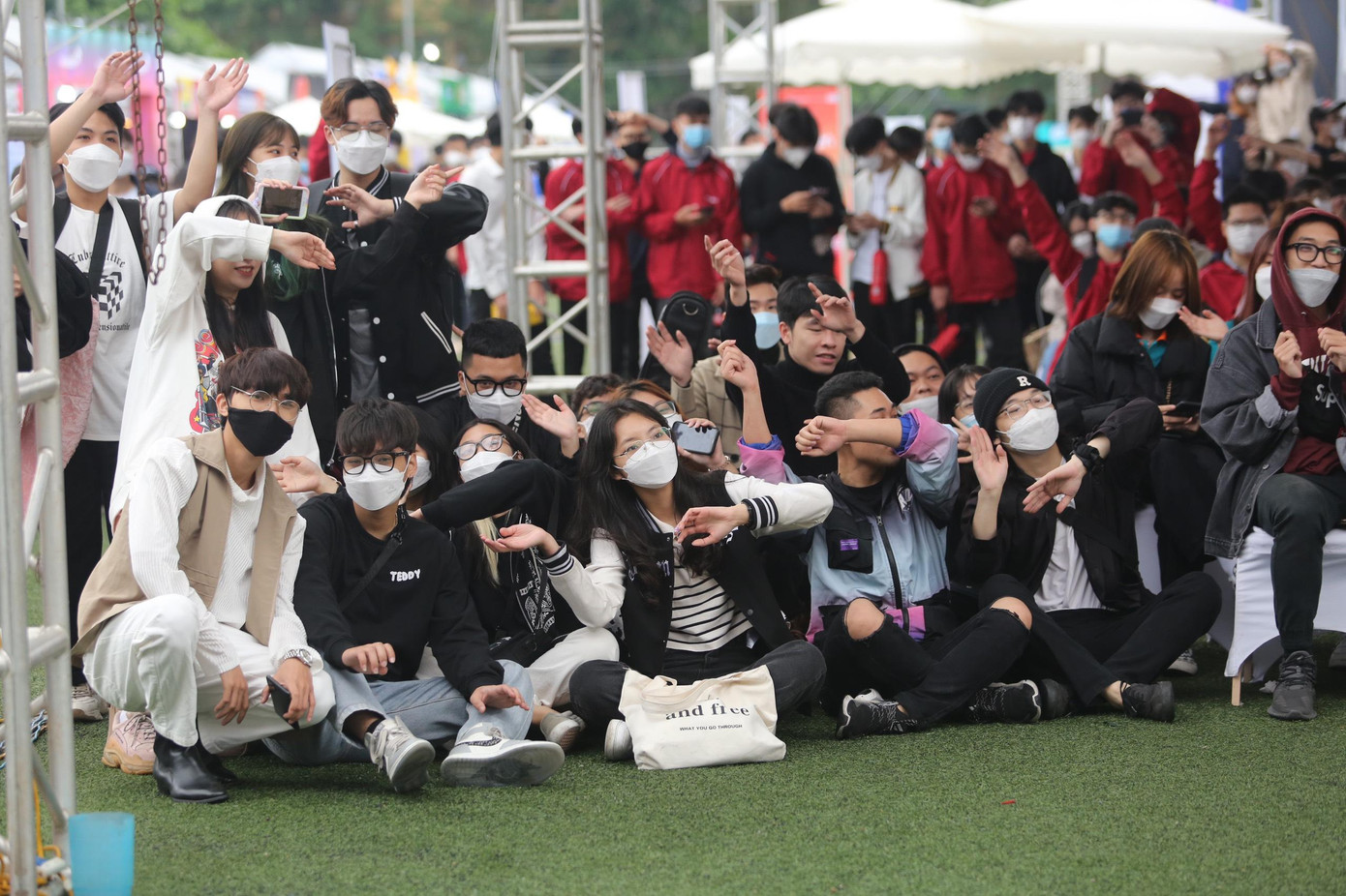 Các bạn trẻ hoà mình vào những ca khúc của ca sĩ Trịnh Trung Kiên.