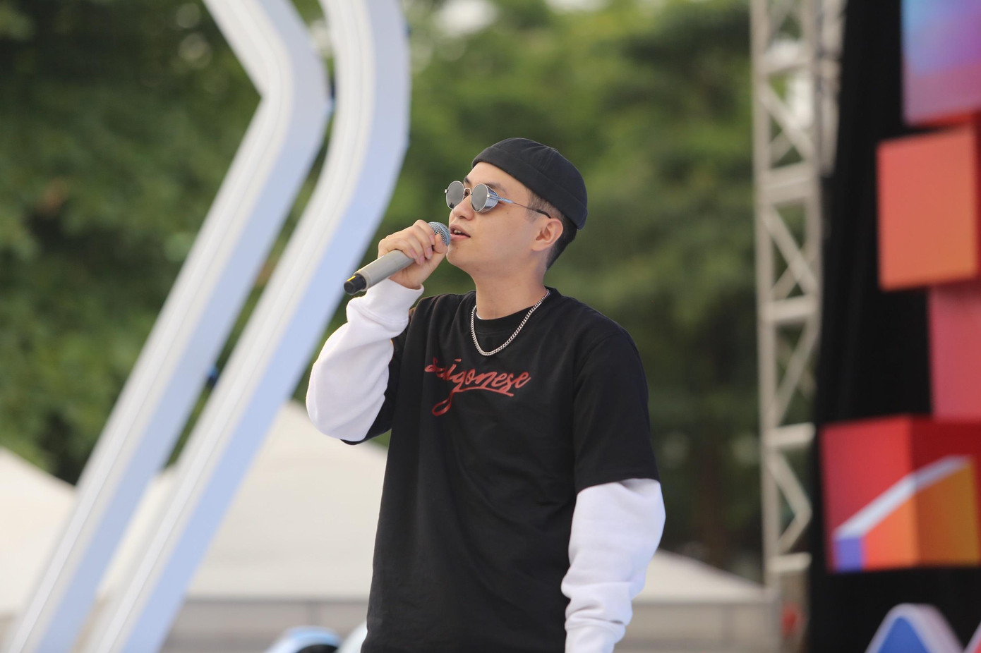 Là ca sĩ mang phong cách bụi bặm, ca sĩ Trung Kiên gần gũi giao lưu với các bạn trẻ tại SVĐ Bách Khoa.