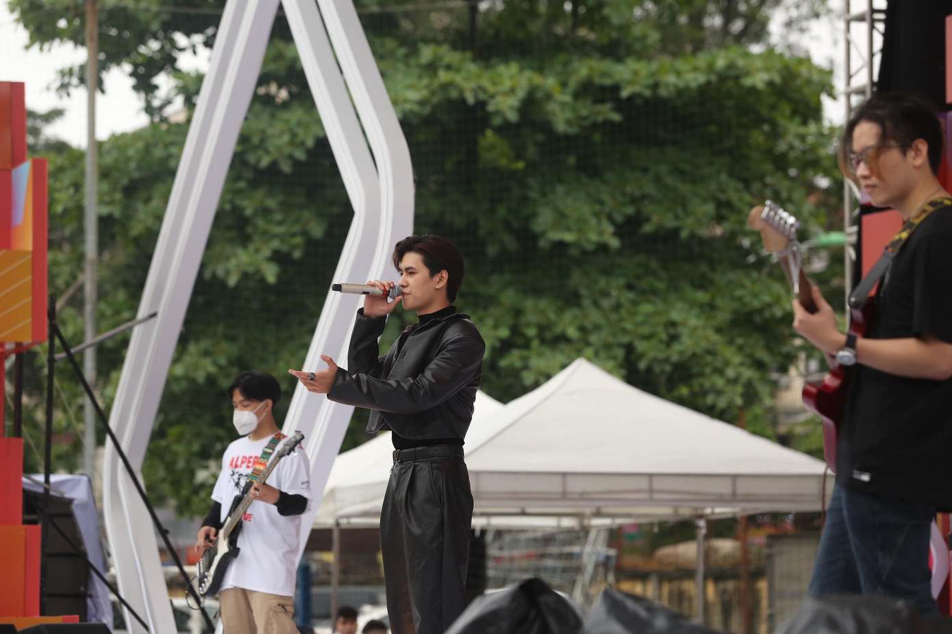 Những tiết mục khác từ các bạn sinh viên đến từ các trường đại học trên Hà Nội khuấy động sân khấu và các bạn trẻ.