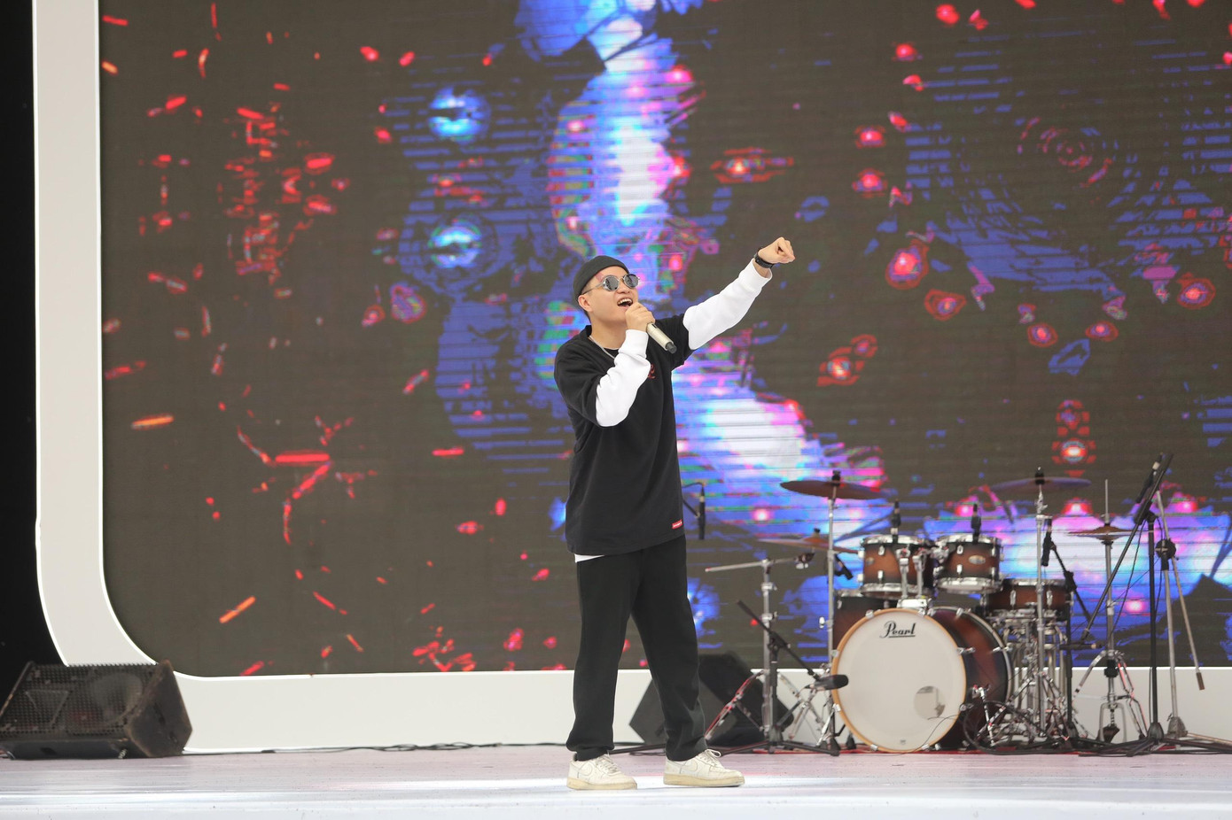 Đến với Sóng Festival, ca sĩ Trịnh Trung Kiên mang đến những bài hát được nhiều bạn trẻ yêu thích như: "Mặt nạ", "Thư của gió"...