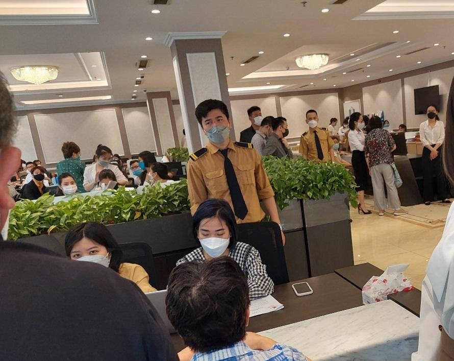 Nhà đầu tư đến trụ sở Tân Hoàng Minh sáng 14/4 để yêu cầu trả lời về lộ trình trả tiền. Nhà đầu tư đến trụ sở Tân Hoàng Minh sáng 14/4 để yêu cầu trả lời về lộ trình trả tiền.