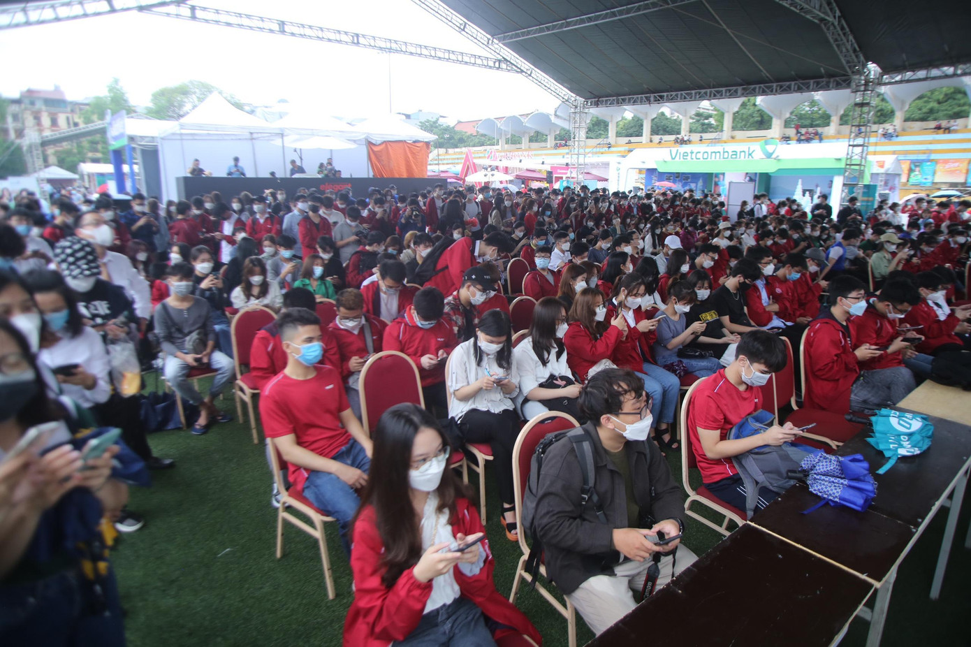 Các bạn trẻ rất hào hứng chờ đón các tiết mục trên sâu khấu Sóng Festival.