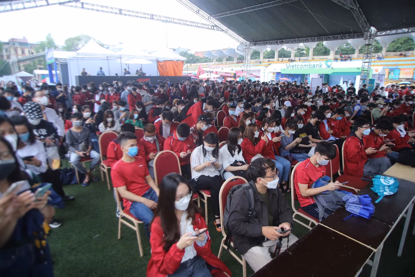 Các bạn trẻ rất hào hứng chờ đón các tiết mục trên sâu khấu Sóng Festival. Các bạn trẻ rất hào hứng chờ đón các tiết mục trên sâu khấu Sóng Festival.