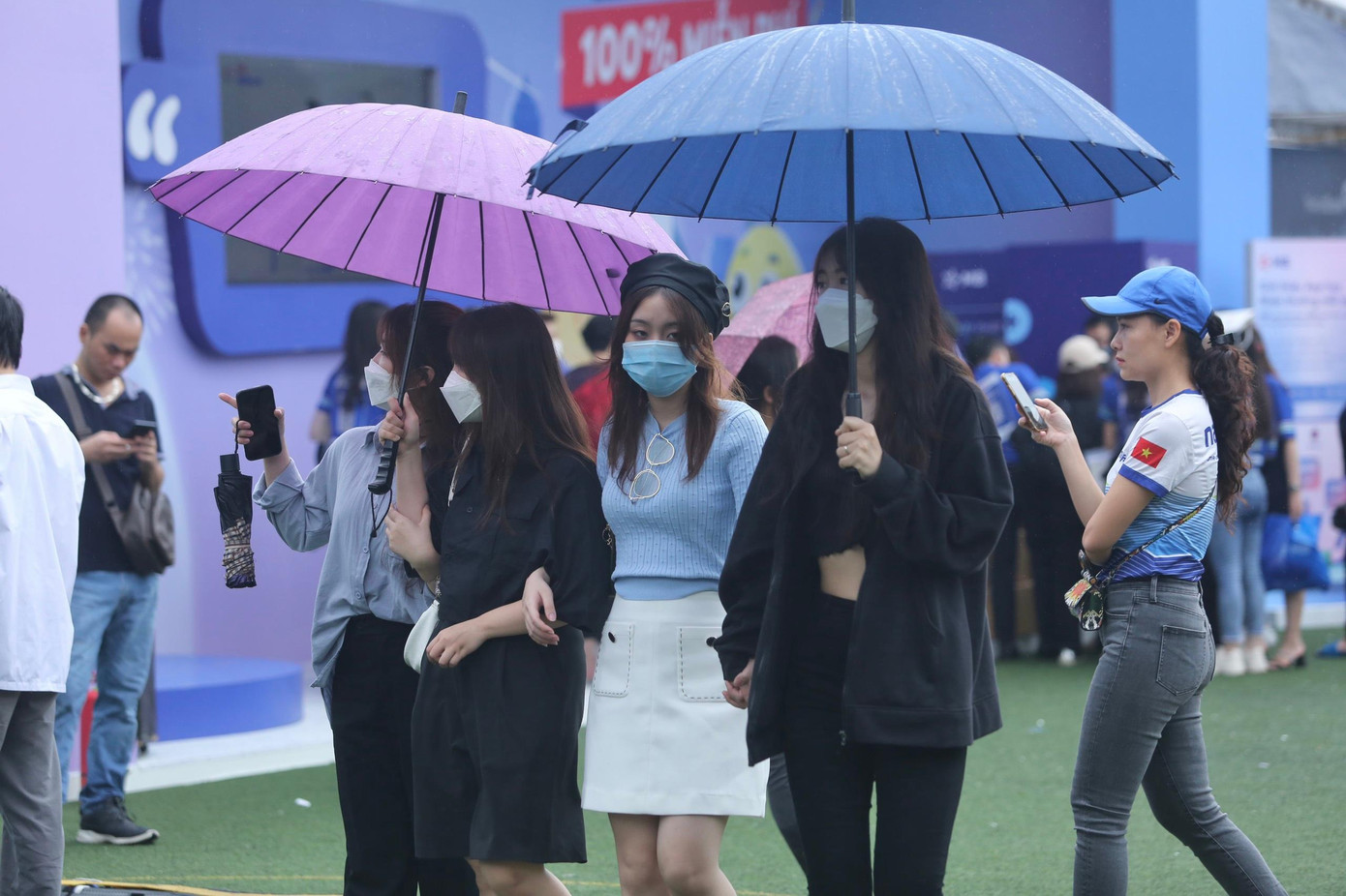 Các bạn sinh viên nữ xúng xính váy áo đến vừa tham gia chương trình và lưu lại bức ảnh ảnh đẹp tại Sóng Festival.