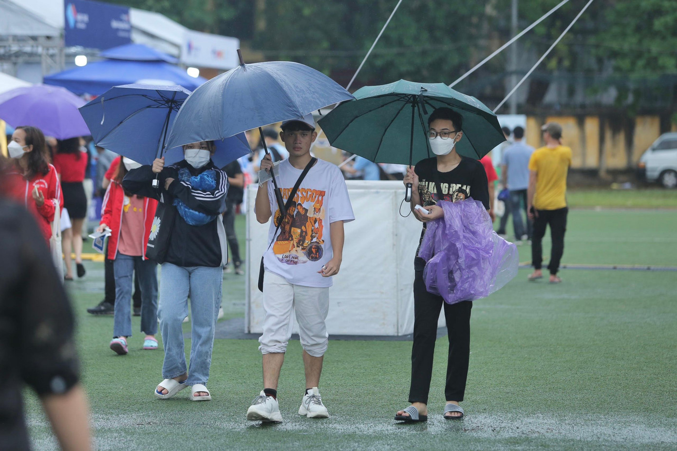 Dù trời mỗi lúc một mưa to nhưng không ngăn được các bạn trẻ kéo đến lễ hội.