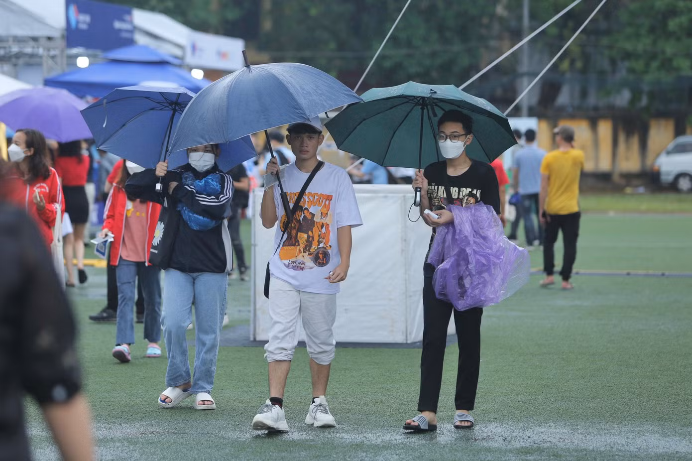 Dù trời mỗi lúc một mưa to nhưng không ngăn được các bạn trẻ kéo đến lễ hội. Dù trời mỗi lúc một mưa to nhưng không ngăn được các bạn trẻ kéo đến lễ hội.