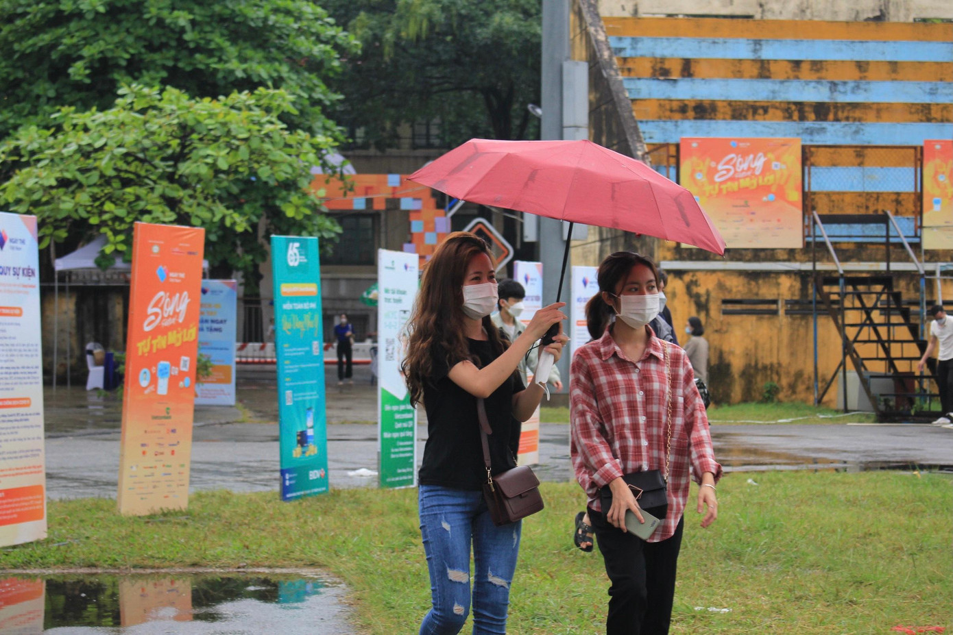 Các bạn sinh viên bất ngờ khi đến SVĐ Bách Khoa với hàng trăm gian hàng và sân khấu hoành tráng.
