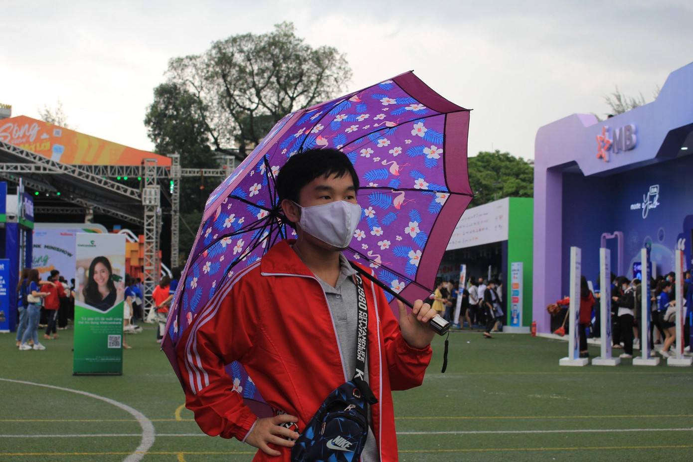 Sinh viên năm thứ nhất trường Đại học Bách Khoa chờ đến lượt mình check in nhận quà từ BTC.