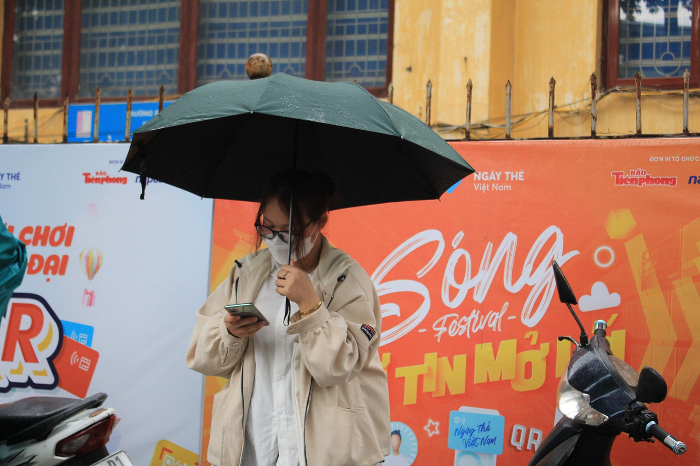 Chỉ cần 10 giây check in cùng BTC, các bạn trẻ nhận ngay những phần quà có giá trị tại Sóng Festival.