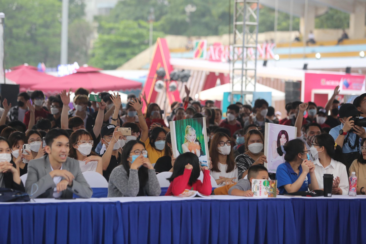 Những cánh tay dưới khán đài cổ vũ cho ca sĩ trên sân khấu biểu diễn.