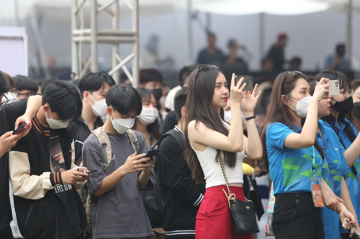 Hàng nghìn khán giả tập trung trước sân khấu lớn ghi lại khoảnh khắc biểu diễn của ca sĩ Min.